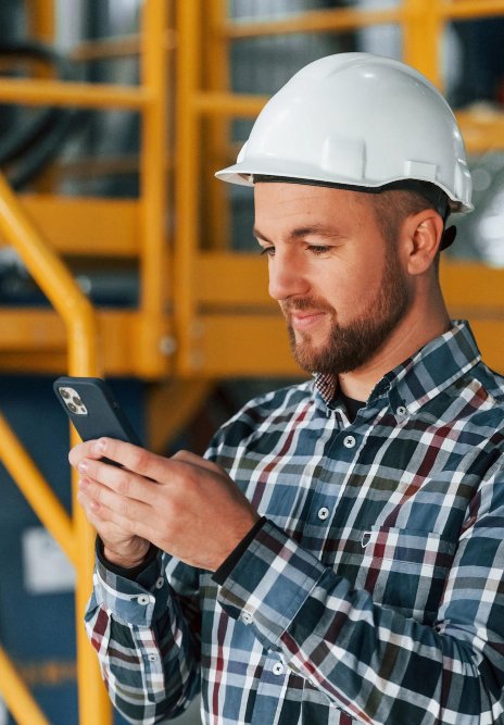 Engenheiro consultando o Livro de Registro Eletrônico pelo celular